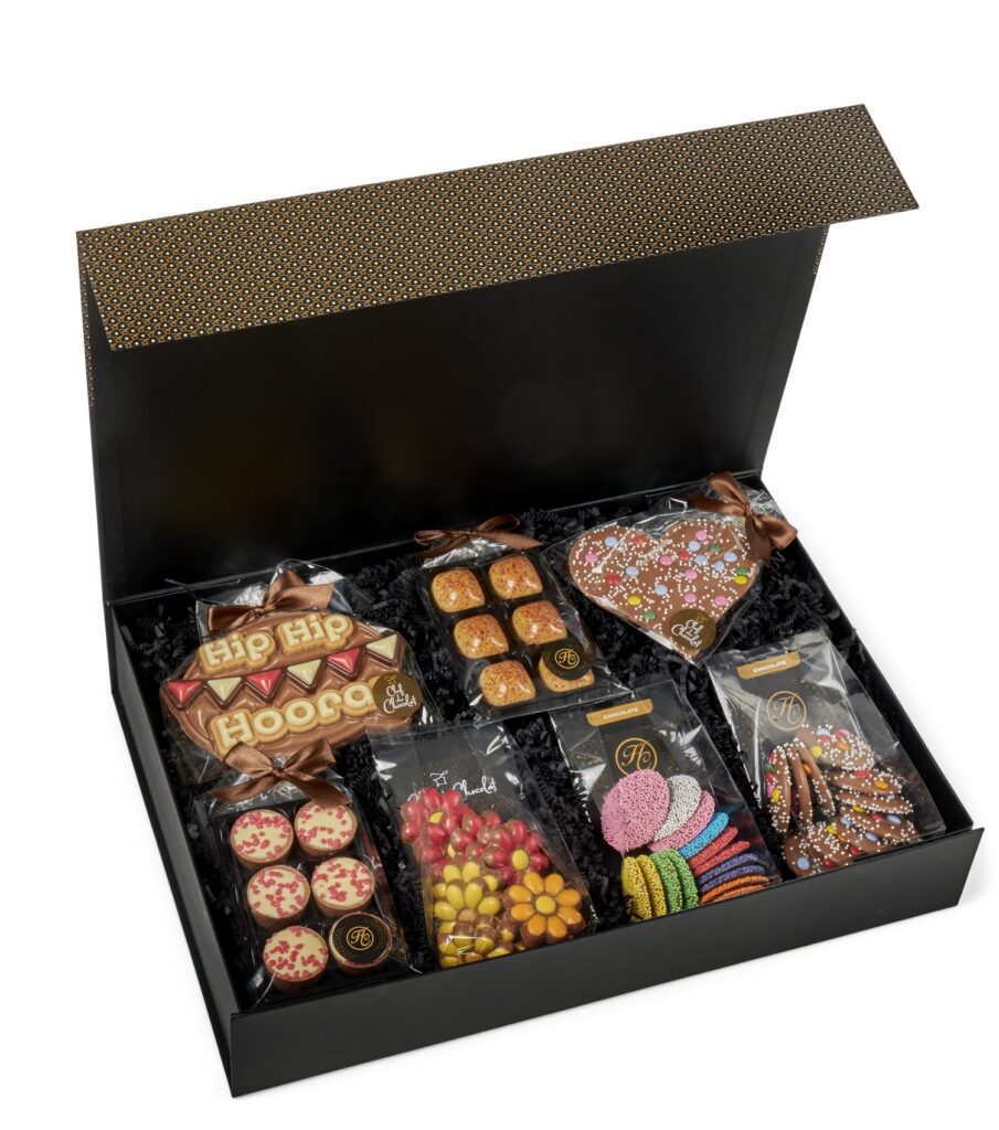 Luxe cadeaupakket met een assortiment chocolade in een zwarte geschenkdoos
