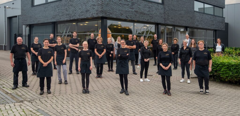 Het team van Van Ham Chocolaterie voor het pand in Esbeek